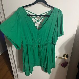 😻 2 Torrid Green Crisscross V-Neck Flowy shirt